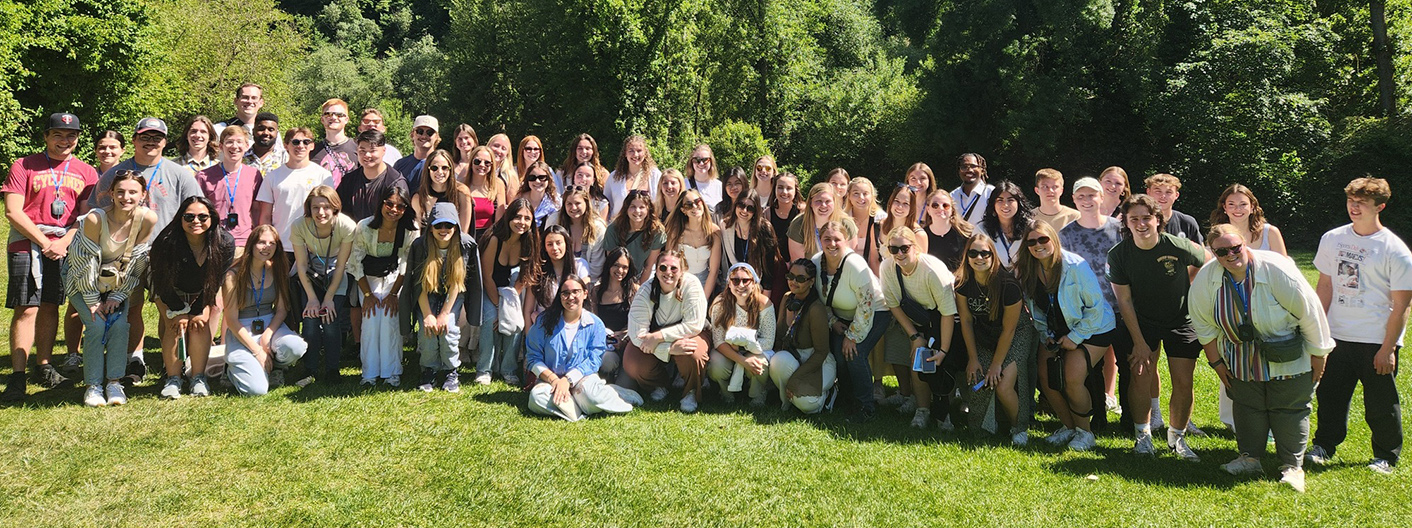 Large group of students outside smiling in Valencia