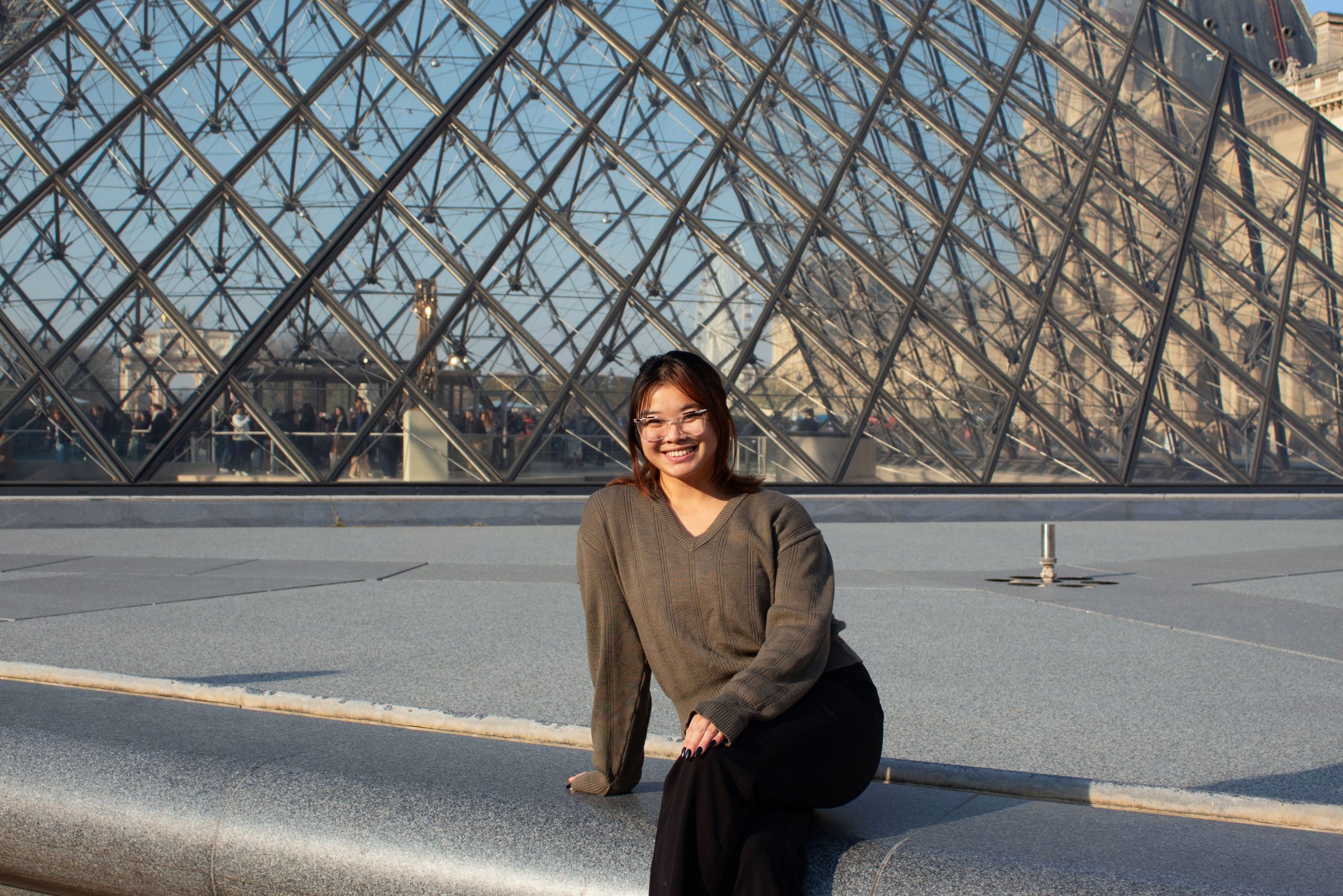 Annie Gulick relaxing and smiling at the Louvre